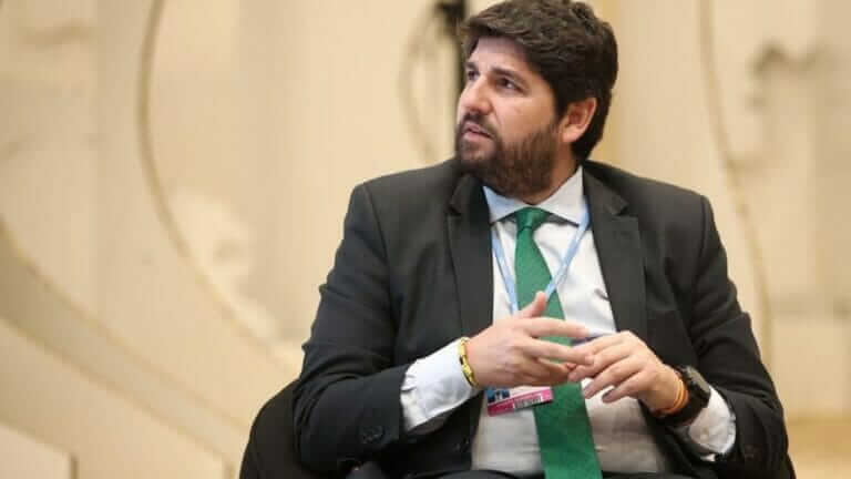 López Miras afirma que por la rambla del Albujón desembocan 150 litros por segundo de agua contaminada, pero los datos oficiales lo desmienten