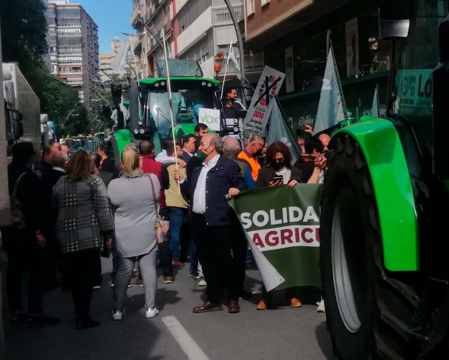 VOX vuelve a intentar manipular a agricultores y ganaderos para intentar ganar un puñado de votos