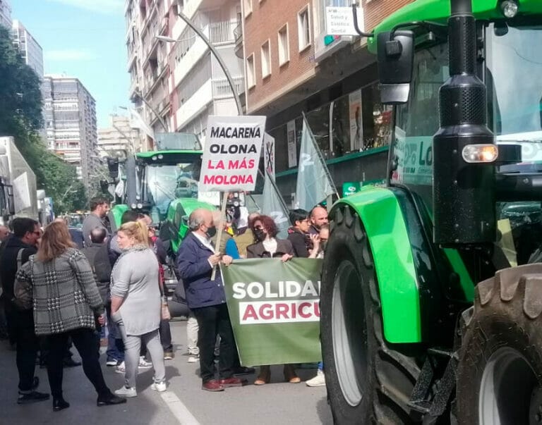 VOX vuelve a intentar manipular a agricultores y ganaderos para intentar ganar un puñado de votos