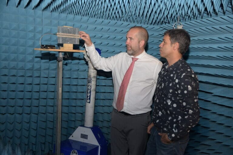 Una antena inteligente permite precisar en centímetros la ubicación de dispositivos móviles usando redes wifi