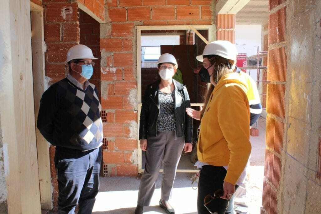 Avanzan las obras del nuevo edificio de vestuarios y aseos del Polideportivo La Hoya Avanzan las obras del nuevo edificio de vestuarios y aseos del Polideportivo La Hoya