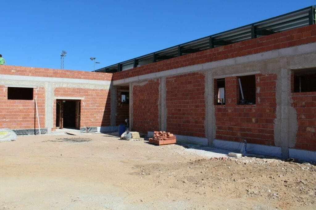 Avanzan las obras del nuevo edificio de vestuarios y aseos del Polideportivo La Hoya Avanzan las obras del nuevo edificio de vestuarios y aseos del Polideportivo La Hoya