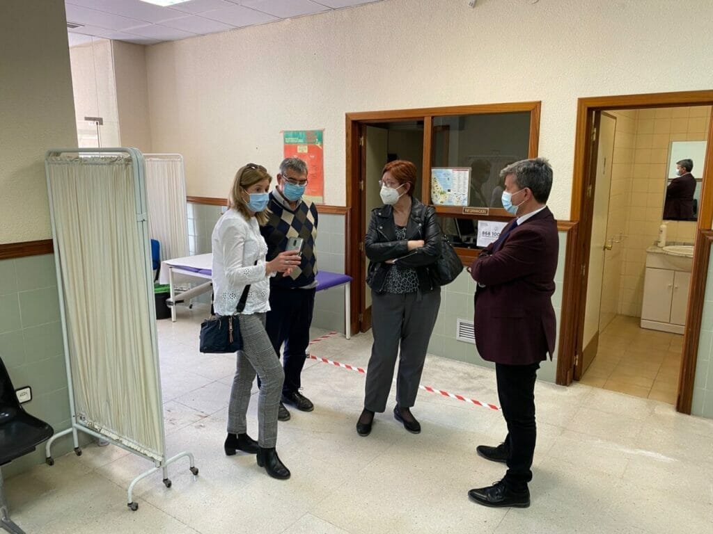 La alcaldesa de Jumilla y el gerente del Área V de Salud visitan el Consultorio del Barrio San Juan con el objetivo de ponerlo a punto para su reapertura La alcaldesa de Jumilla y el gerente del Área V de Salud visitan el Consultorio del Barrio San Juan con el objetivo de ponerlo a punto para su reapertura