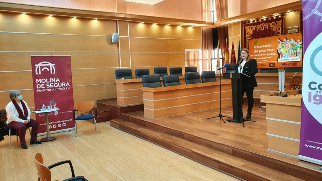 El Ayuntamiento de Molina de Segura y la asociación Mujeres Jóvenes de la Región de Murcia promueven la iniciativa NI CUENTOS CON PERDICES, NI NOVELAS ROSAS El Ayuntamiento de Molina de Segura y la asociación Mujeres Jóvenes de la Región de Murcia promueven la iniciativa NI CUENTOS CON PERDICES, NI NOVELAS ROSAS