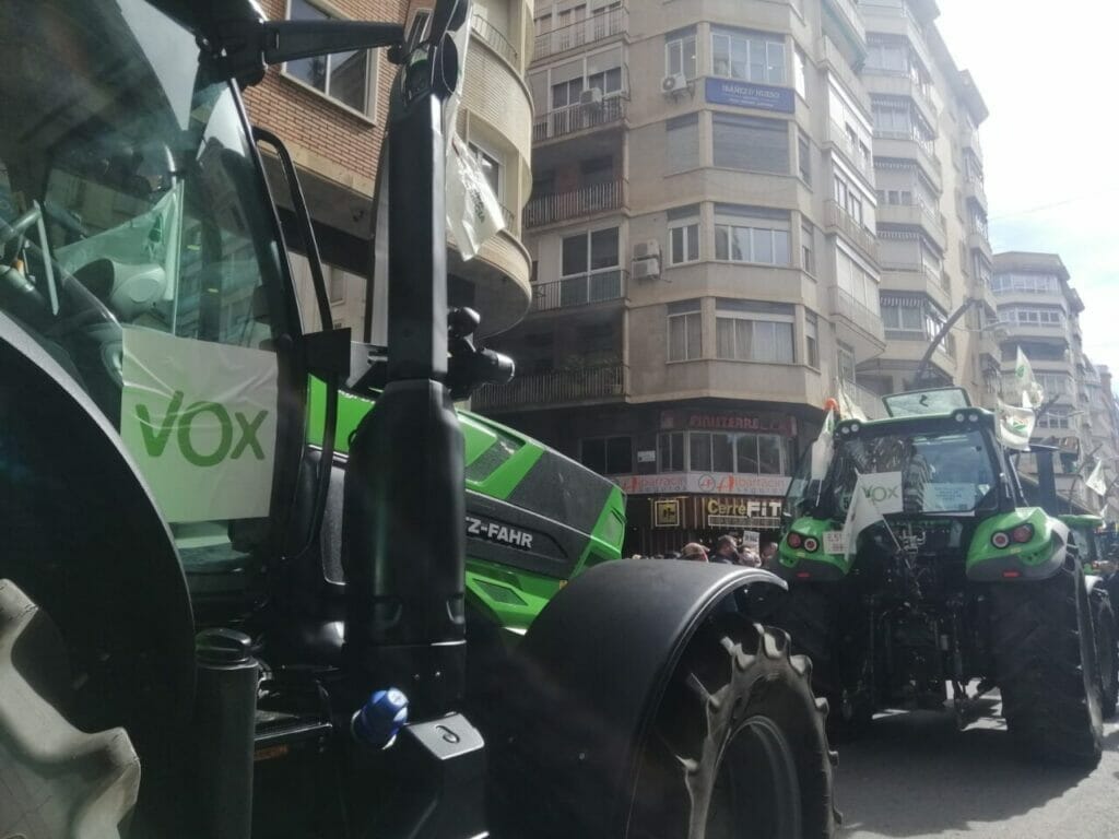 VOX vuelve a intentar manipular a agricultores y ganaderos para intentar ganar un puñado de votos