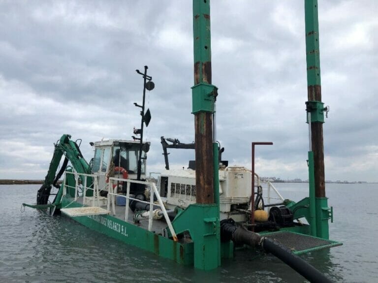 Utilizan la ‘araña finlandesa’ para realizar los dragados en Las Encañizadas