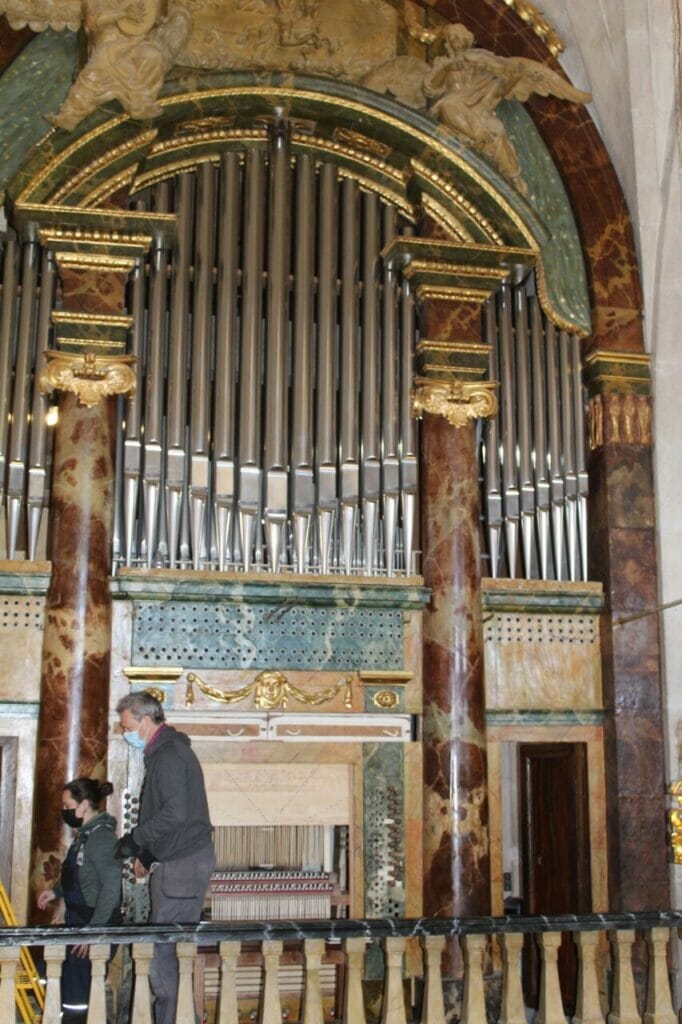 El órgano histórico de Santiago empieza a sonar tras la instalación de las primeras piezas restauradas en Jumilla