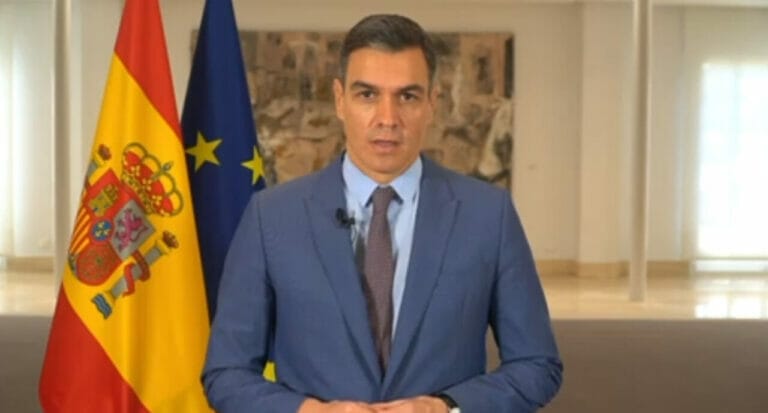 Sánchez reclama un acuerdo internacional que frene la contaminación por plásticos de los océanos