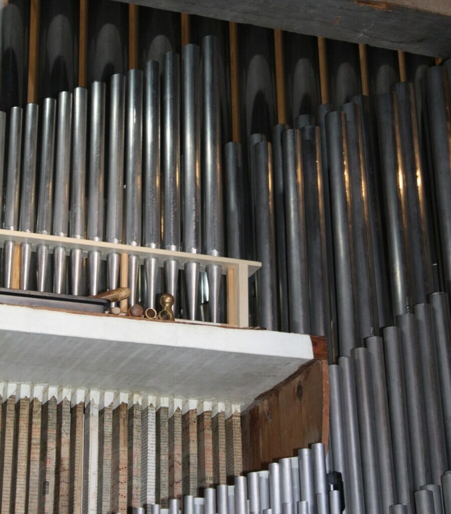 El órgano histórico de Santiago empieza a sonar tras la instalación de las primeras piezas restauradas en Jumilla