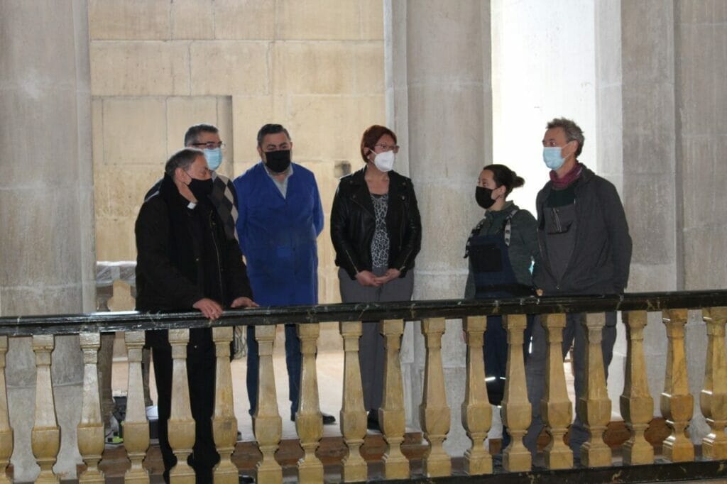 El órgano histórico de Santiago empieza a sonar tras la instalación de las primeras piezas restauradas en Jumilla