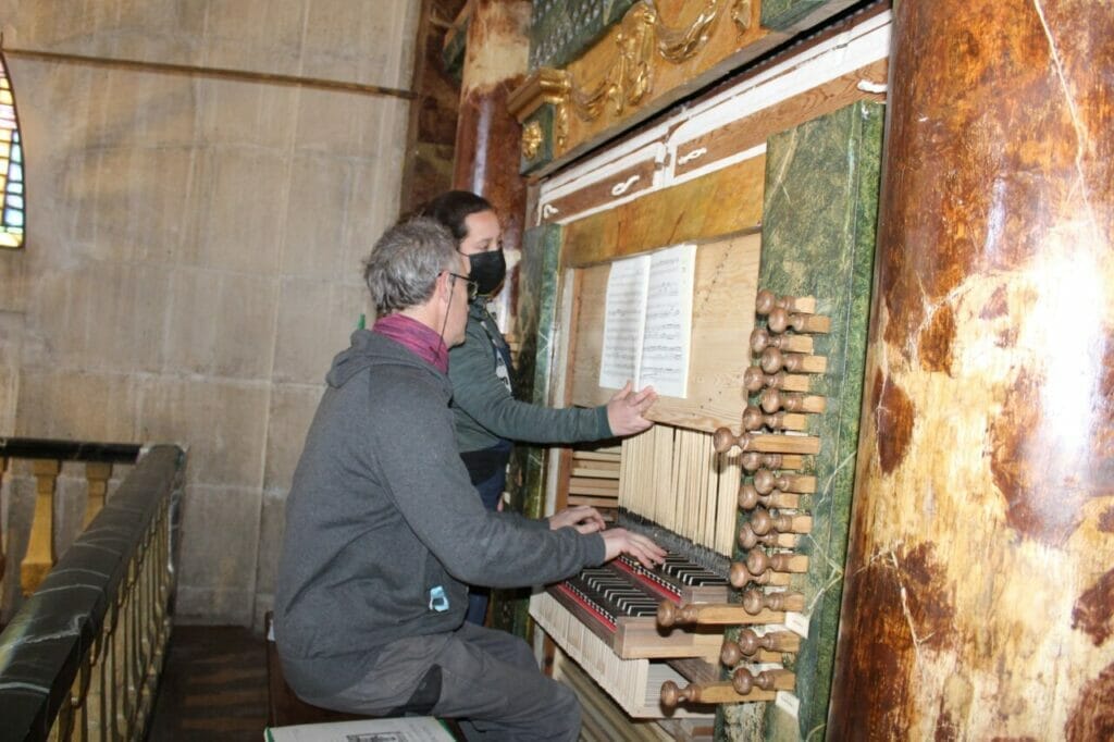 El órgano histórico de Santiago empieza a sonar tras la instalación de las primeras piezas restauradas en Jumilla