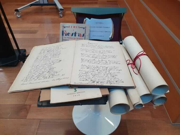 El Ayuntamiento de Molina de Segura recibe la donación del fondo bibliográfico y documental del poeta molinense Esmeraldo Cano Garres