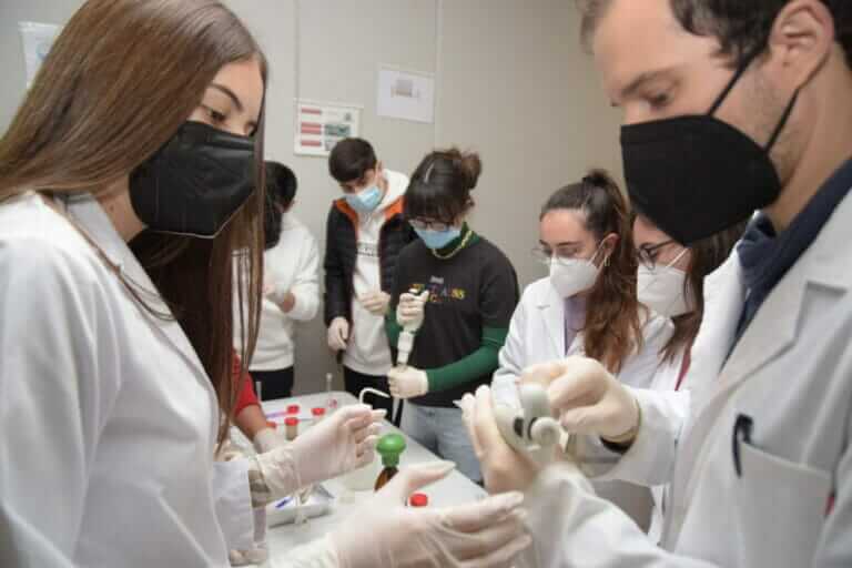 Estudiantes de bachillerato aprenden a hacer caviar de naranja, a elaborar vino y a regenerar purines en las Rutas Biotecnológicas