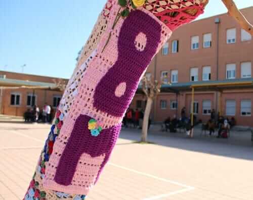 Veinte vecinas de Beniel decoran colegios e institutos con ganchillo para visibilizar el 8M Veinte vecinas de Beniel decoran colegios e institutos con ganchillo para visibilizar el 8M