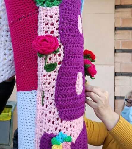 Veinte vecinas de Beniel decoran colegios e institutos con ganchillo para visibilizar el 8M Veinte vecinas de Beniel decoran colegios e institutos con ganchillo para visibilizar el 8M