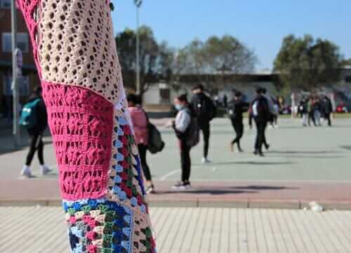 Veinte vecinas de Beniel decoran colegios e institutos con ganchillo para visibilizar el 8M Veinte vecinas de Beniel decoran colegios e institutos con ganchillo para visibilizar el 8M