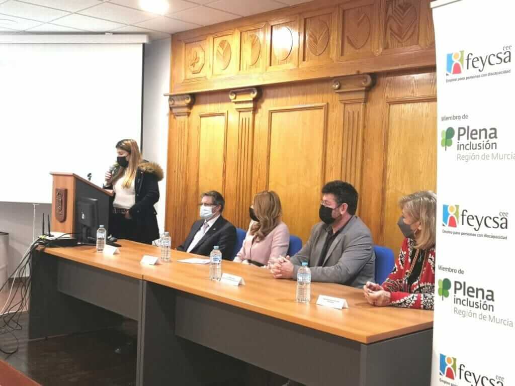 La directora del SEF entrega los certificados de profesionalidad a los alumnos con discapacidad de Feycsa La directora del SEF entrega los certificados de profesionalidad a los alumnos con discapacidad de Feycsa