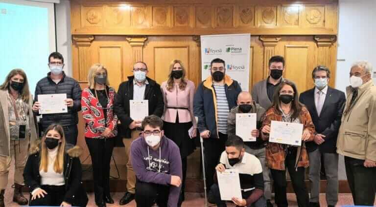 La directora del SEF entrega los certificados de profesionalidad a los alumnos con discapacidad de Feycsa