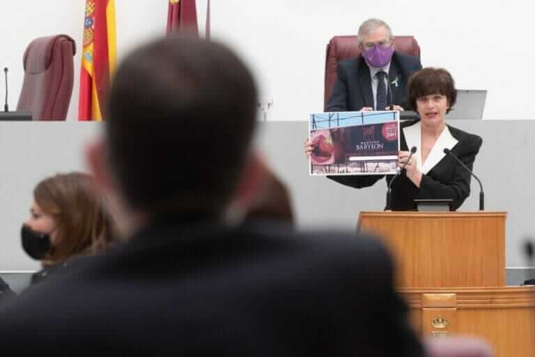 El PSOE denuncia que la extrema derecha que sustenta al Gobierno de López Miras apoya los carteles con publicidad sexista en espacios públicos de la Región de Murcia