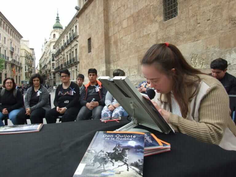 Plena inclusión Región de Murcia pone en marcha cuatro clubes de lectura fácil para que personas con dificultades de compresión disfruten de la literatura