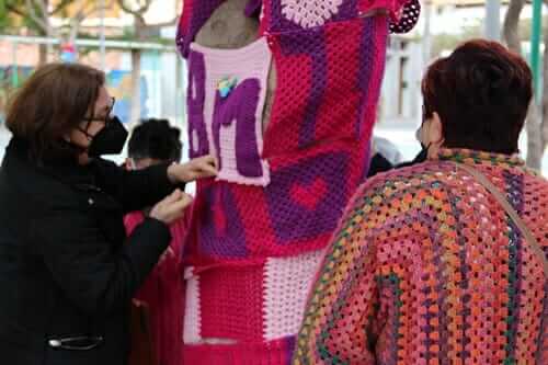 Veinte vecinas de Beniel decoran colegios e institutos con ganchillo para visibilizar el 8M Veinte vecinas de Beniel decoran colegios e institutos con ganchillo para visibilizar el 8M