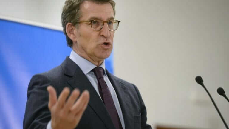 Primer golpe de realidad a López Miras de Feijóo: no comienza su campaña en Murcia sino en Valencia