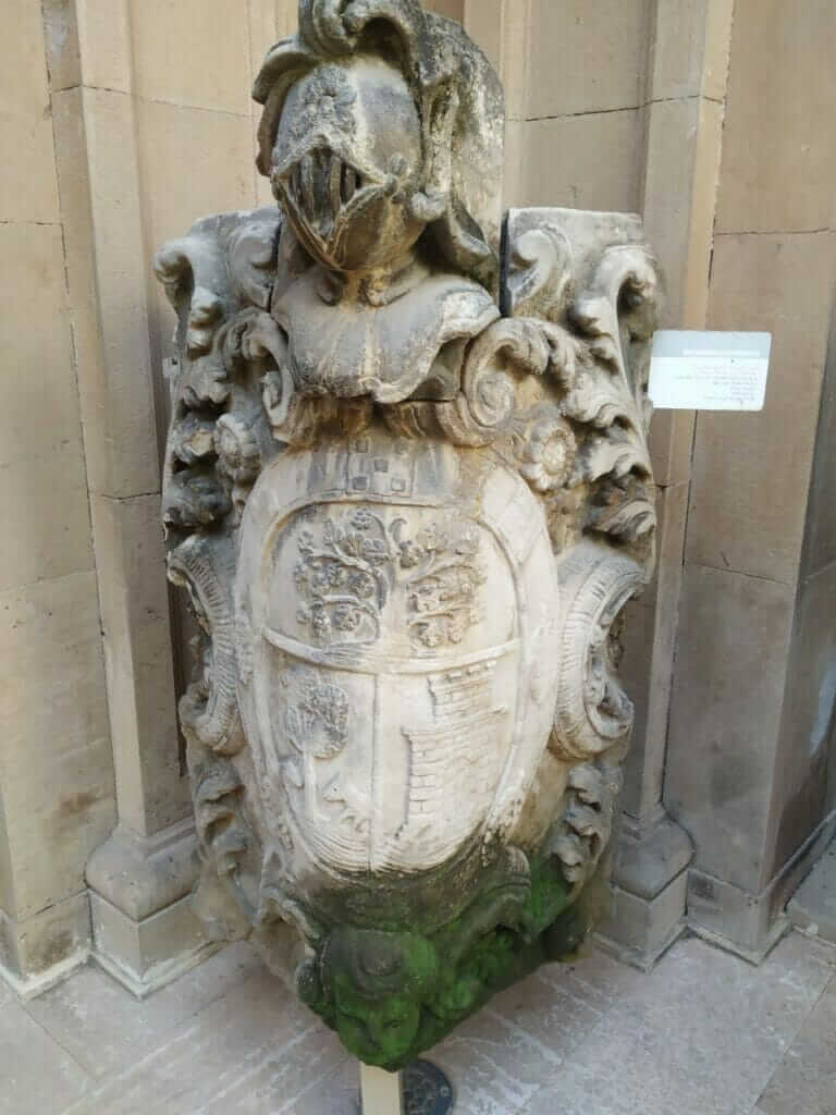 Huermur denuncia el vergonzoso estado de la colección de 18 escudos heráldicos BIC del Museo Arqueológico Huermur denuncia el vergonzoso estado de la colección de 18 escudos heráldicos BIC del Museo Arqueológico