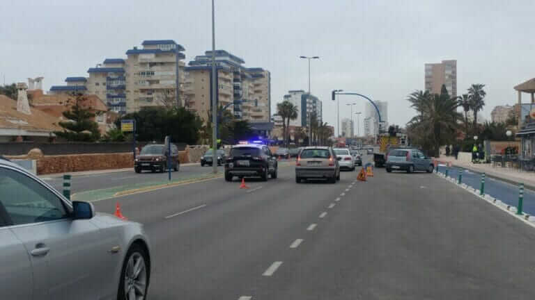 Críticas de vecinos y visitantes por el bloqueo de un carril en La Manga para tareas de mantenimiento en plena Semana Santa