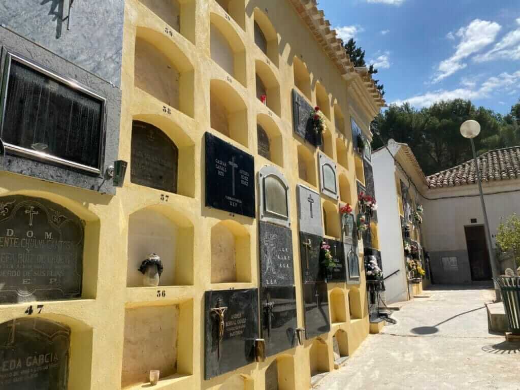 Continúan las obras de rehabilitación de los recintos de nichos más antiguos del Cementerio Municipal en Jumilla Continúan las obras de rehabilitación de los recintos de nichos más antiguos del Cementerio Municipal en Jumilla