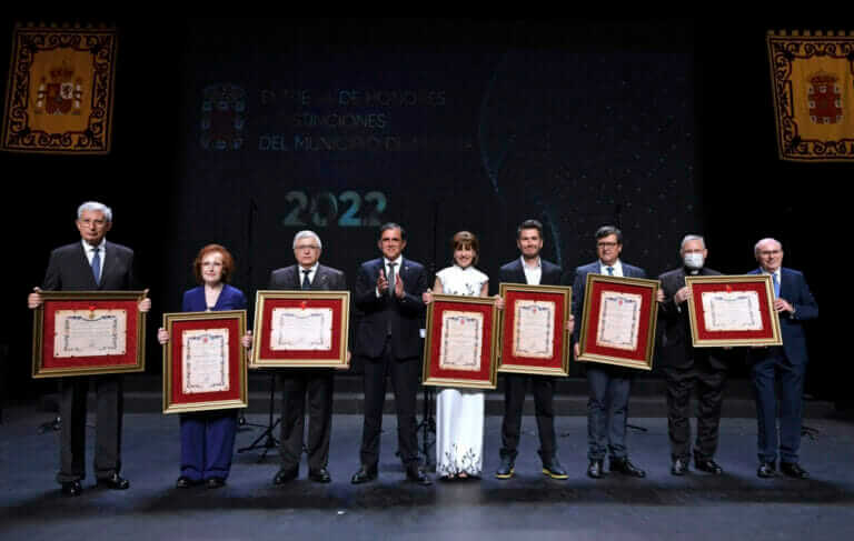 Murcia concede la Medalla de Oro a la Asociación contra el Cáncer en la Región de Murcia, Cáritas Diócesis de Cartagena y el Colegio Oficial de Enfermería