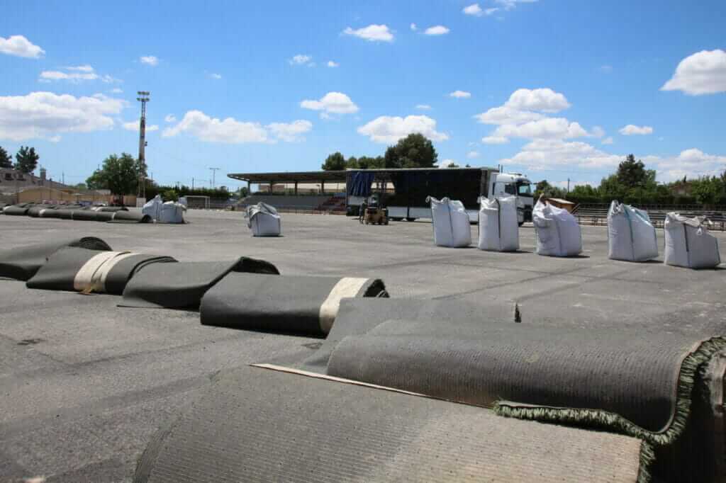 Comienza las obras de sustitución del césped artificial y la red de riego del campo de fútbol José Kubala