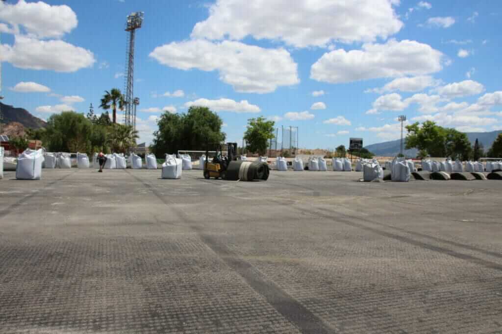 Comienza las obras de sustitución del césped artificial y la red de riego del campo de fútbol José Kubala