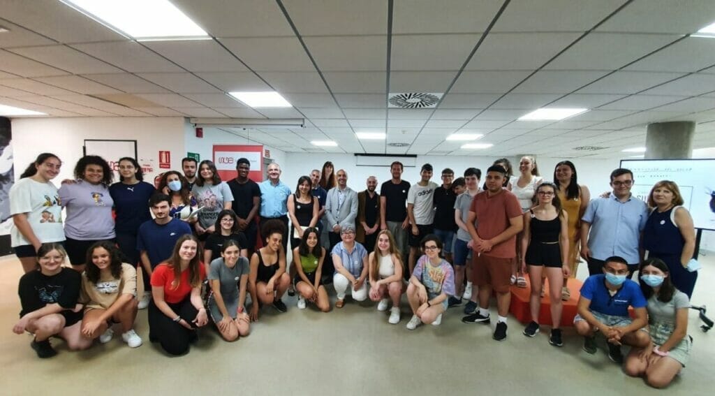 Fran Barreno, con Traducción del dolor, gana el I Premio Subirana para el mejor libro de poesía publicado en 2021 Fran Barreno, con Traducción del dolor, gana el I Premio Subirana para el mejor libro de poesía publicado en 2021