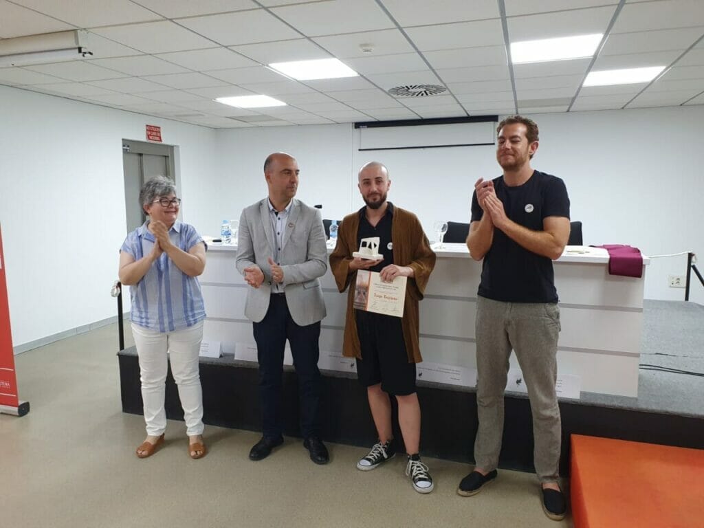 Fran Barreno, con Traducción del dolor, gana el I Premio Subirana para el mejor libro de poesía publicado en 2021 Fran Barreno, con Traducción del dolor, gana el I Premio Subirana para el mejor libro de poesía publicado en 2021