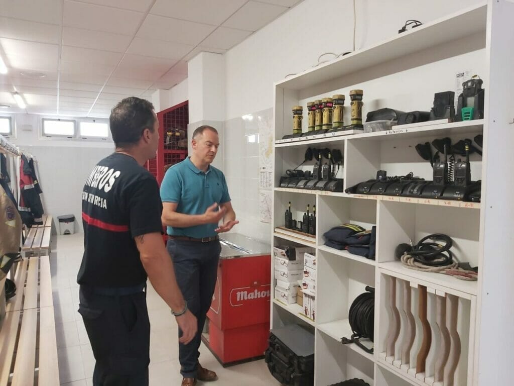 El alcalde de Abarán visita el Parque de Bomberos de Cieza para conocer las dificultades a las que se enfrenta