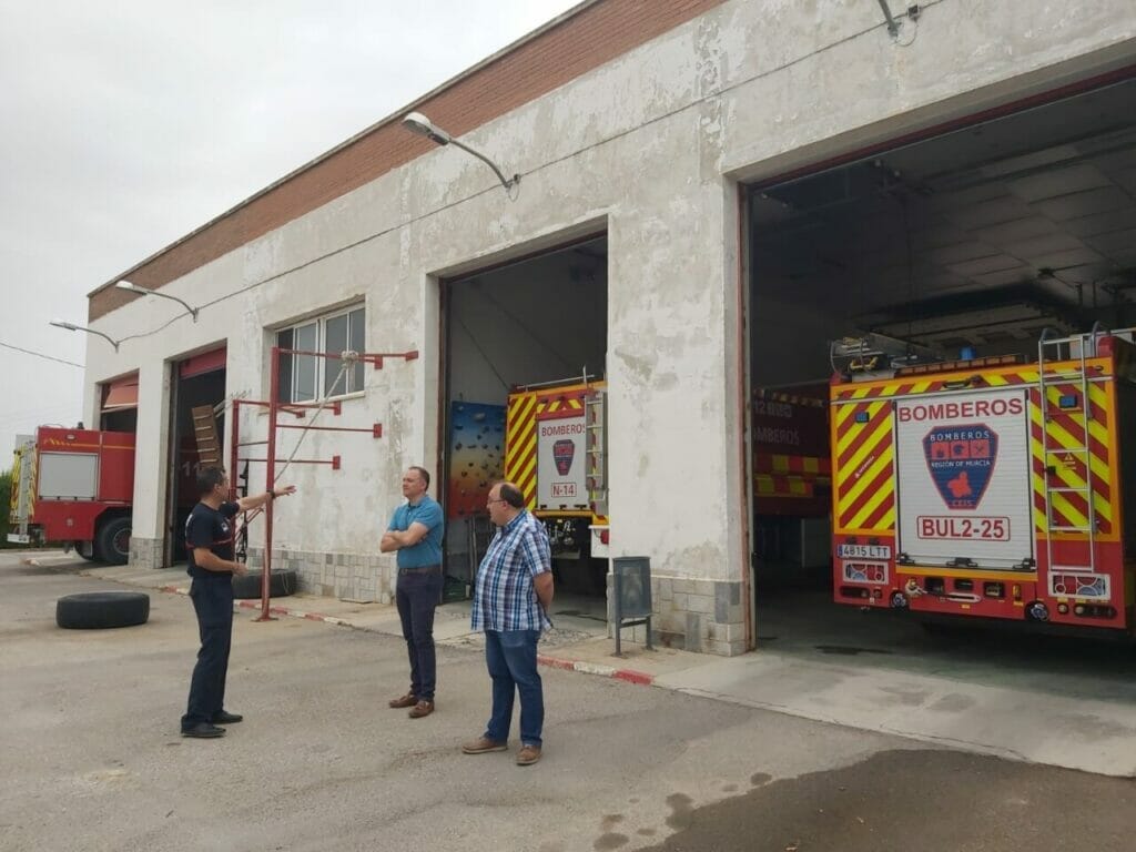 El alcalde de Abarán visita el Parque de Bomberos de Cieza para conocer las dificultades a las que se enfrenta