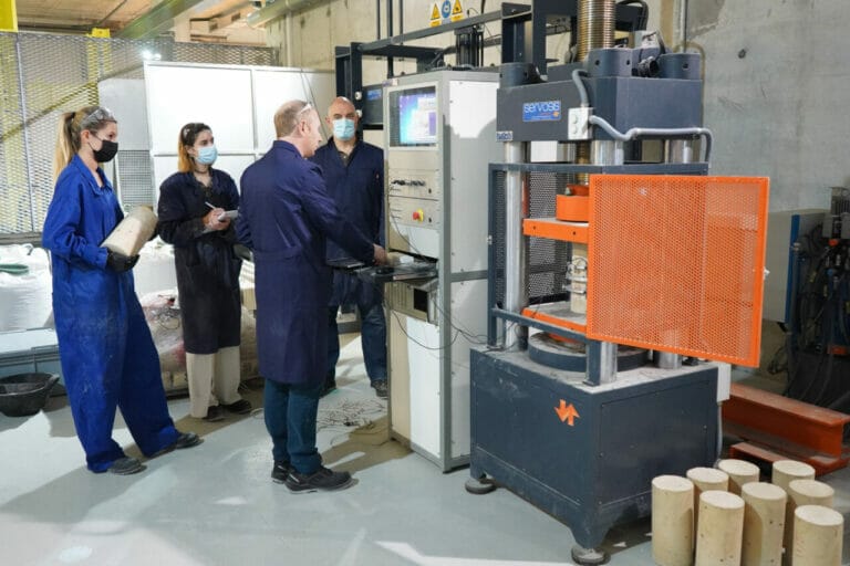 Hormigón sin cemento y de reciclaje, para minimizar la huella de carbono y encapsular residuos tóxicos