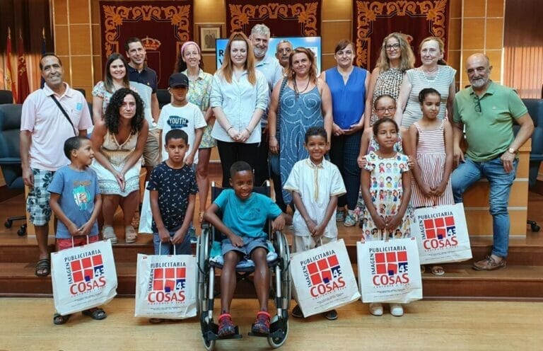 Una representación de los menores que participan en el Programa Vacaciones en Paz, junto a sus familias de acogida, son recibos en el Ayuntamiento de Molina de Segura