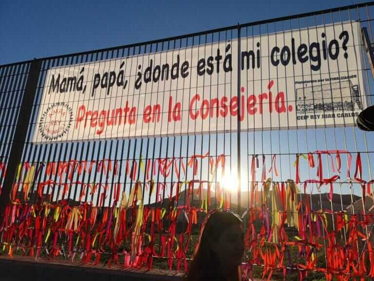 La consejería de Educación obliga a más de 100 niños a ir otro colegio por no haber instalados las aulas prefabricadas