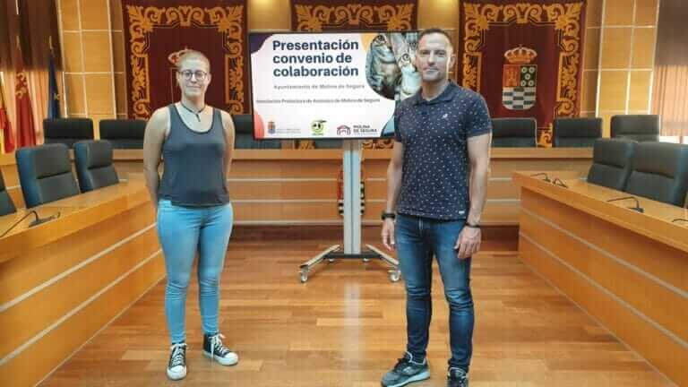 El Ayuntamiento de Molina de Segura y la Asociación Protectora de Animales de la localidad suscriben dos convenios para el control de colonias felinas y la protección de animales y el fomento de su adopción en 2022