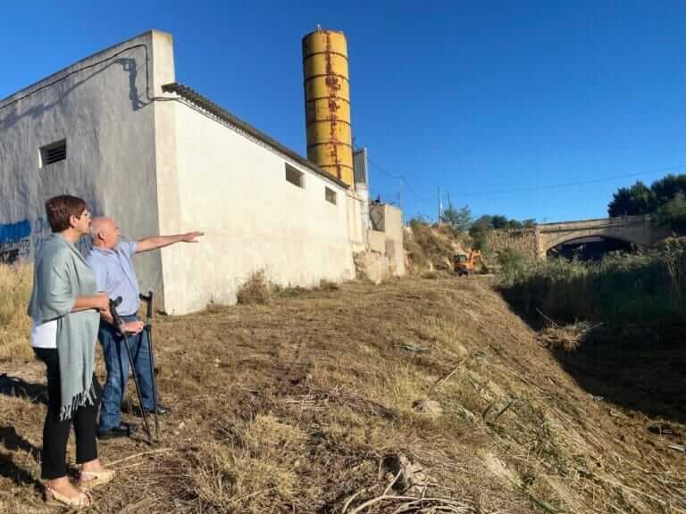 El Ayuntamiento de Jumilla limpia el cauce de la Rambla del Judío para evitar riesgos de incendio o desbordamiento por lluvias torrenciales