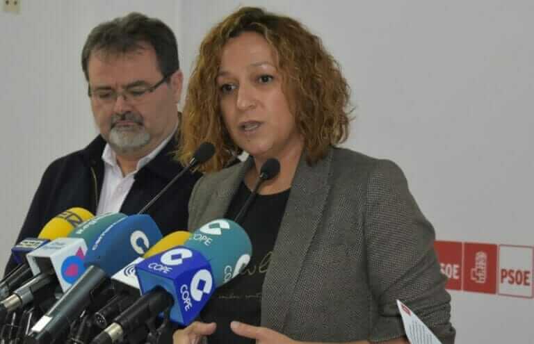 Isabel Casalduero considera que "al señor Meca se le debería de caer la cara de vergüenza por su responsabilidad en estas obras que se vinieron abajo en solo 3 años", y le recuerda que "hemos tenido que invertir más de 200.000€ municipales en la consolidación de este vial que se reabrió provisionalmente hace semanas ante la alta demanda pero cuyas actuaciones no están concluidas ya que falta el asfaltado definitivo"