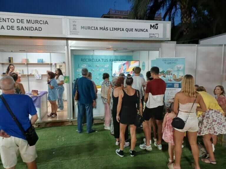 Un stand promueve las buenas prácticas para conseguir un municipio más sostenible durante las tardes de Feria de Murcia