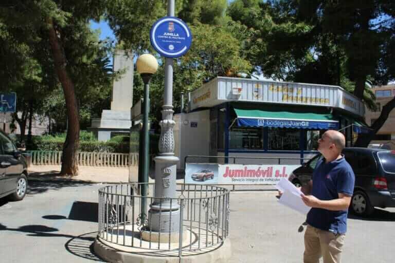 El Ayuntamiento de Jumilla instala nueve señales en el casco urbano con el lema ‘Contra el Maltrato. Tolerancia cero’