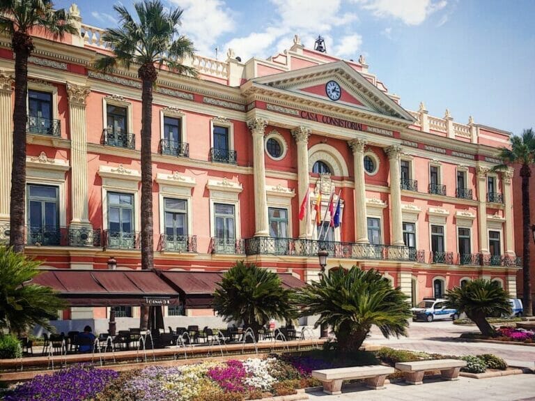 CCOO y UGT denuncian cierres en la oficina de atención ciudadana y registro del Ayuntamiento de Murcia