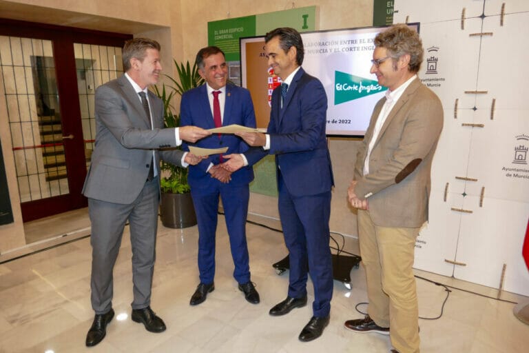 Un convenio entre el Ayuntamiento de Murcia y El Corte Inglés permitirá destinar 5.000 euros de material escolar a niños de familias desfavorecidas