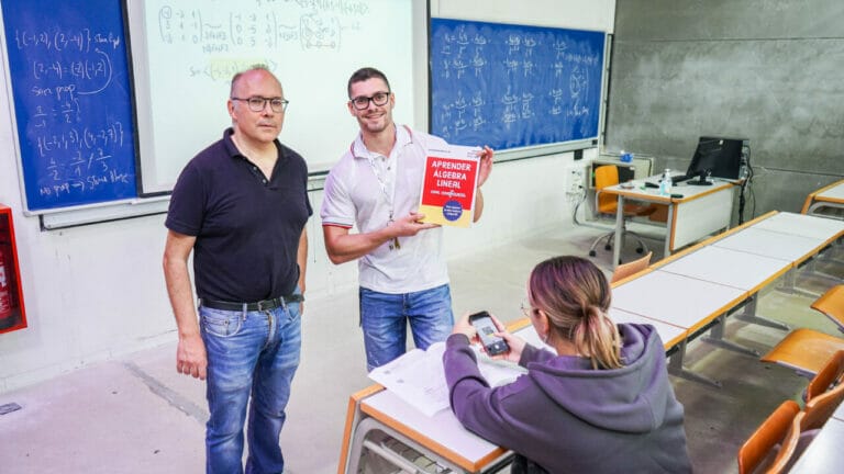 El nuevo libro de Juan Medina combina el papel con vídeos y un chat con el profesor para aprender álgebra