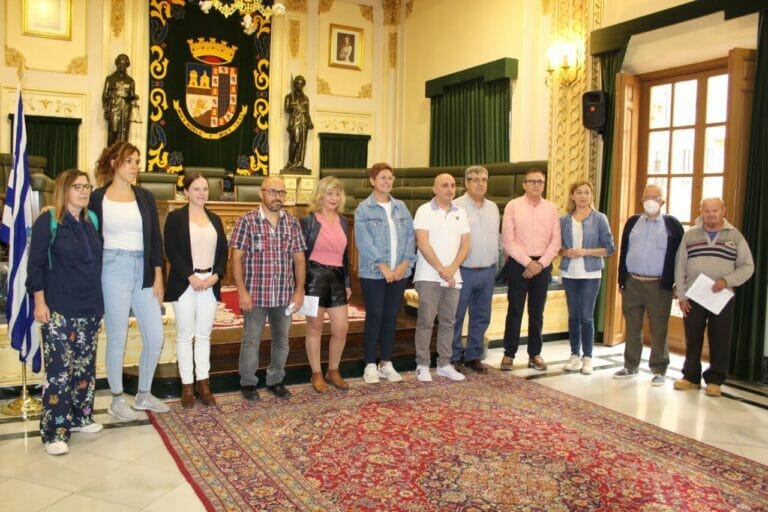 Jumilla conmemora el Día de la Salud Mental con la lectura de un manifiesto e iluminando de naranja el Ayuntamiento y la Plaza del Camionero