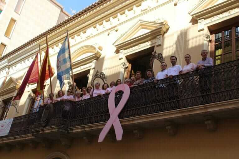 Con la colocación del lazo rosa en el balcón del Ayuntamiento de Jumilla comienza la semana de actividades por el Día contra el Cáncer de Mama