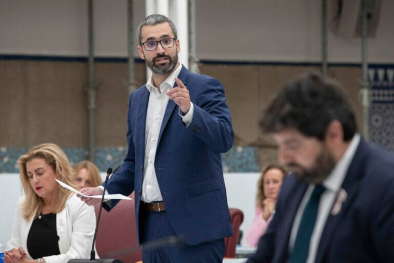 Francisco Lucas: “López Miras es un presidente ‘nini’, ni pide disculpas por 27 años de corrupción del PP ni ha ganado nunca unas elecciones”